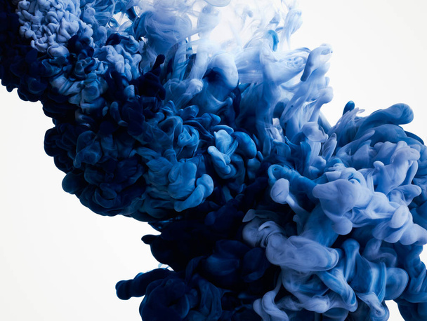 Всплеск синей краски в воде
 - Фото, изображение