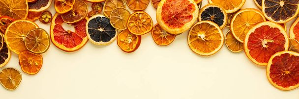 乾燥柑橘類のバナー, 果物 スライスオレンジとタンジェリン, ライムとレモン, クムカートとグレープフルーツのスライス, クリスマスの祝いのための準備, コピースペース - 写真・画像