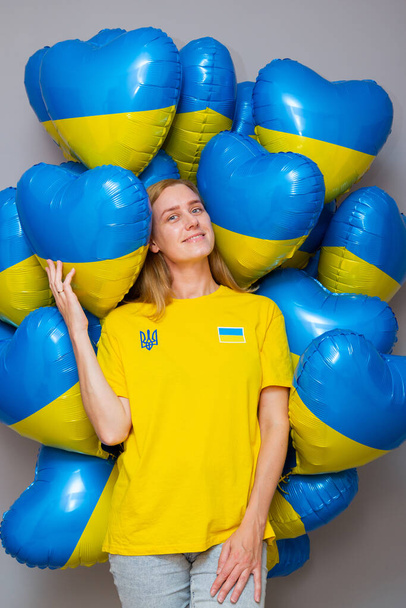 Ukrainka wśród niebiesko-żółtych balonów - Zdjęcie, obraz