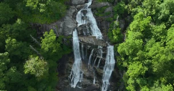 Водопад Уайтуотер в Национальном лесу Нантахала, Северная Каролина, США. Красивый пейзаж высокого водопада с падающей чистой водой из скалистых валунов между зелеными пышными лесами. - Кадры, видео