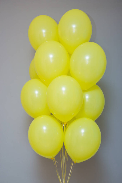 bundel gele latex ballonnen geïsoleerd op witte achtergrond - Foto, afbeelding