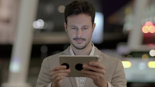 Geschäftsleute vernetzen sich auf mobilen Tablet-Geräten in der Stadt. Hochwertiges 4k Filmmaterial - Filmmaterial, Video