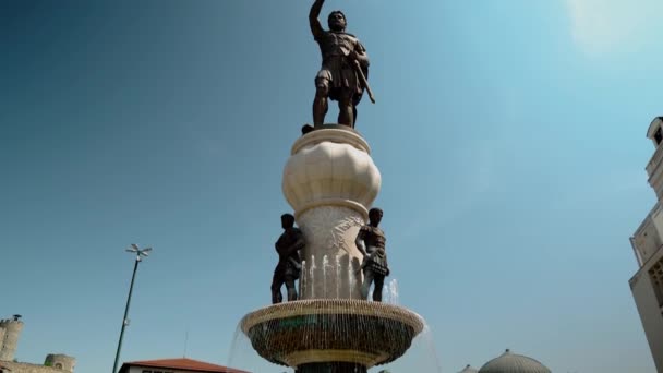 Praça Filipe II em Skopje. Grande fonte com uma estátua de Filipe II da Macedônia. Estátua de Filipe II da Macedônia no topo da fonte em Skopje - Filmagem, Vídeo