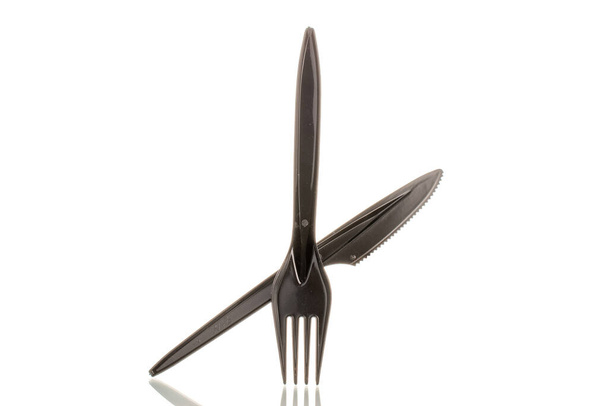 Un cuchillo de plástico y tenedor, macro, aislado sobre fondo blanco. - Foto, imagen
