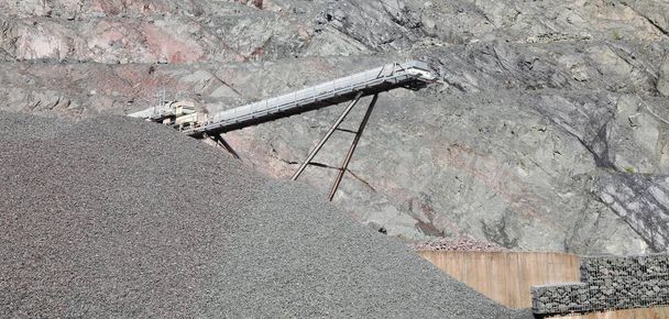 pila gigante de piedra de mina a cielo abierto para la minería de minerales y material de construcción - Foto, Imagen