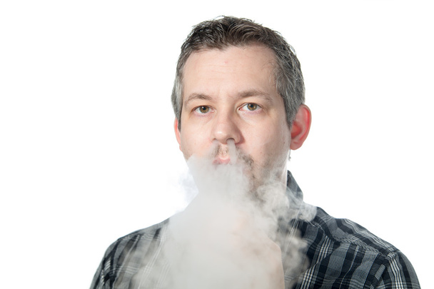 Ihminen hengittää savua
 - Valokuva, kuva
