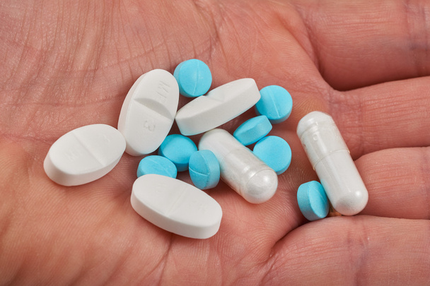 tabletki i kapsułki leków na rękę - Zdjęcie, obraz