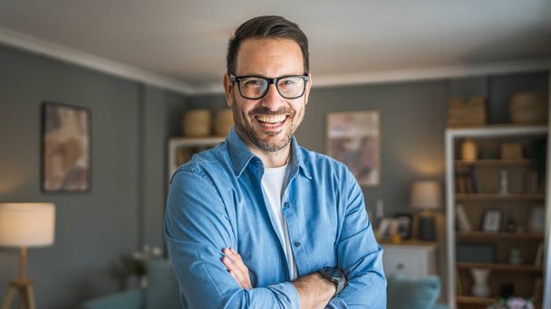 Un homme adulte portrait de caucasien mâle avec barbe et lunettes se tenir à la maison heureux sourire copie espace - Photo, image