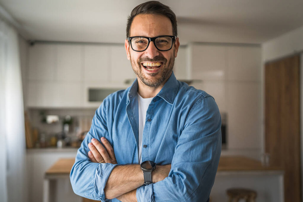 Yksi mies aikuinen muotokuva valkoihoinen mies parta ja silmälasit seistä kotona onnellinen hymy kopioi tilaa - Valokuva, kuva