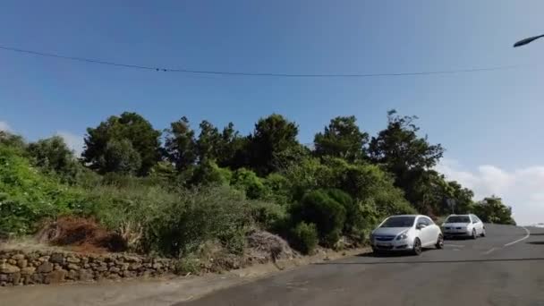 Мадейра, Португалія - 2023.04 09: Проїзд по гірській дорозі на острові Мадейра в сонячний день - Кадри, відео