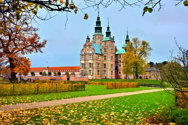 Rosenborgin linna värikkäillä syksyn lehdillä, Kööpenhamina, Tanska - Valokuva, kuva