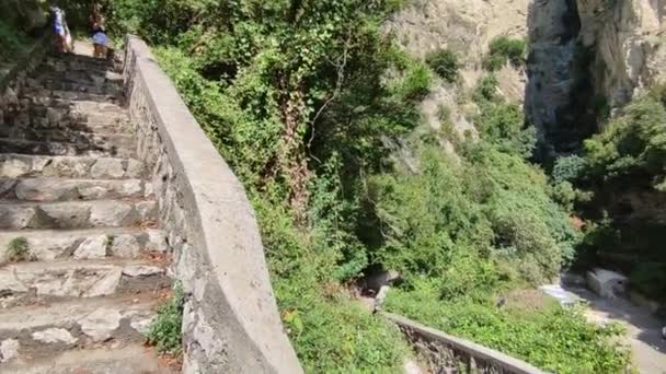 Massa Lubrense, Kampánie, Itálie - 5. září 2023: Přehled Crapolla Fjord z přístupové cesty - Záběry, video