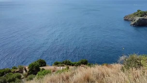 Massa Lubrense, Campania, Italia - 5 de septiembre de 2023: Vista general de la costa desde los 700 escalones del camino que conecta el pueblo de Torca con el fiordo de Crapolla - Metraje, vídeo