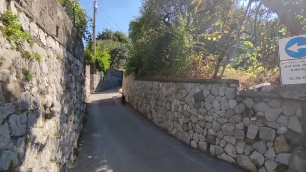 Massa Lubrense, Campania, Italia - 5 de septiembre de 2023: Descripción general del camino que conecta el pueblo de Torca con el fiordo de Crapolla - Metraje, vídeo