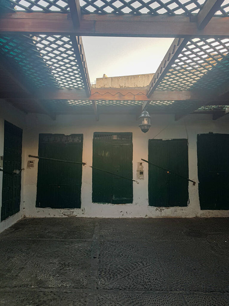 Descubra la encantadora belleza de las Puertas Verdes de Madera en el barrio artesanal de Tetuán Medina, ubicado en el pintoresco norte de Marruecos. Estas puertas antiguas sirven como símbolos notables de la rica herencia y la artesanía que se encuentran dentro del Viejo Sto - Foto, Imagen
