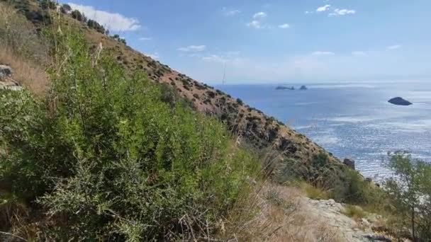Масса-Любренсе, Кампания, Италия - 5 сентября 2023 года: Обзор побережья с 700 ступеней тропы, которая соединяет деревню Торка с фьордом Краполла - Кадры, видео