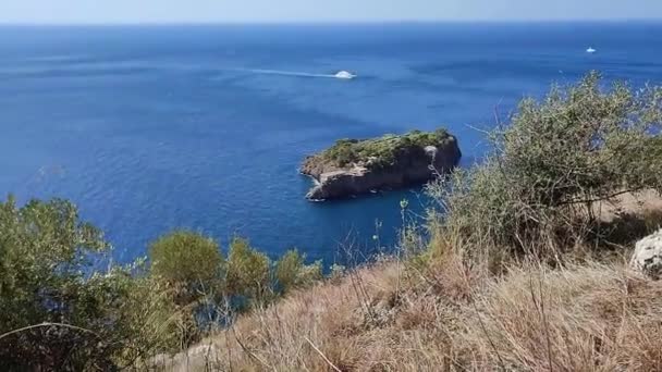 Massa Lubrense, Καμπανία, Ιταλία - 5 Σεπτεμβρίου 2023: Επισκόπηση της ακτής από τα 700 βήματα του μονοπατιού που συνδέει το χωριό Torca με την Crapolla Fjord - Πλάνα, βίντεο