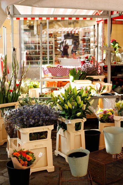 paikallinen kukkakauppa myynnissä paikallisen viljelijän markkinoilla - Valokuva, kuva