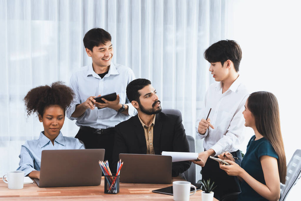 Šťastní, různorodí podnikatelé spolupracují, diskutují v kanceláři společnosti. Profesionální a rozmanitost týmová práce diskutovat obchodní plán na stole s notebookem. Moderní multikulturní pracovník. Concord - Fotografie, Obrázek
