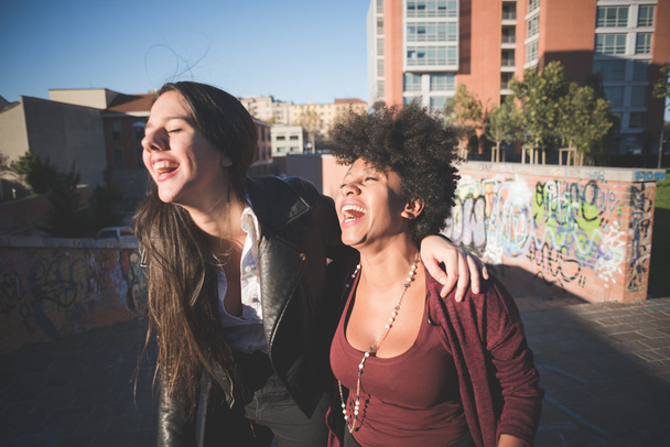 zwei multiethnische Mädchen in der Stadt - Foto, Bild