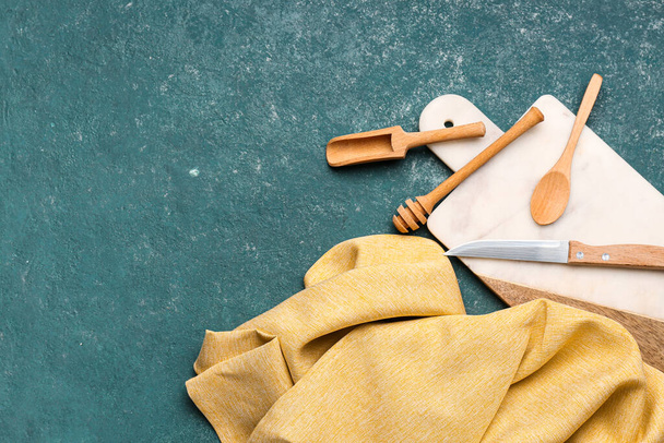 Utensílios de cozinha e guardanapo limpo no fundo de cor - Foto, Imagem
