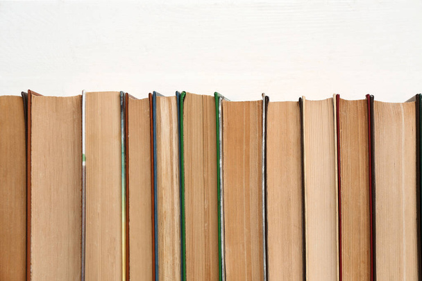 Rivi kirjoja valkoinen puinen tausta - Valokuva, kuva