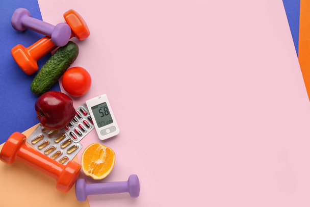 Blutzuckermessgerät mit Pillen, Lebensmitteln und Hanteln auf farbigem Hintergrund. Diabetes-Konzept - Foto, Bild