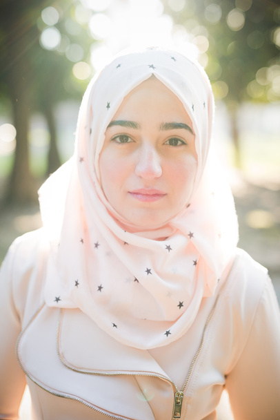 Fiatal muzulmán nő park - Fotó, kép