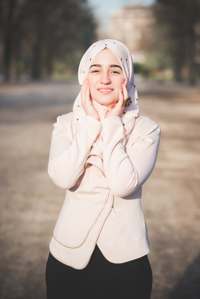 Jovem mulher muçulmana no parque
 - Foto, Imagem