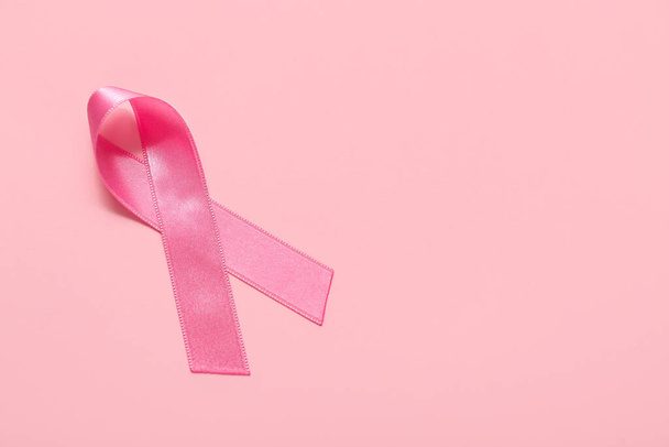 Růžová stuha na barevném pozadí. Koncepce povědomí o rakovině prsu - Fotografie, Obrázek