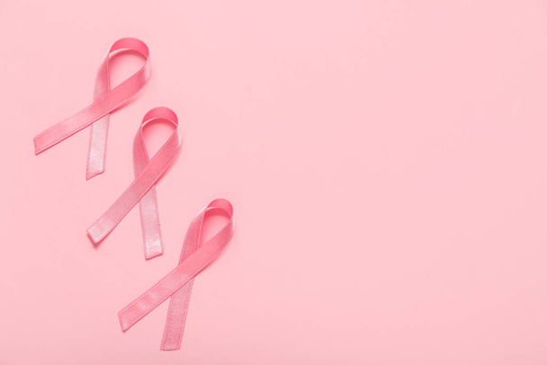 Růžové stuhy na barevném pozadí. Koncepce povědomí o rakovině prsu - Fotografie, Obrázek