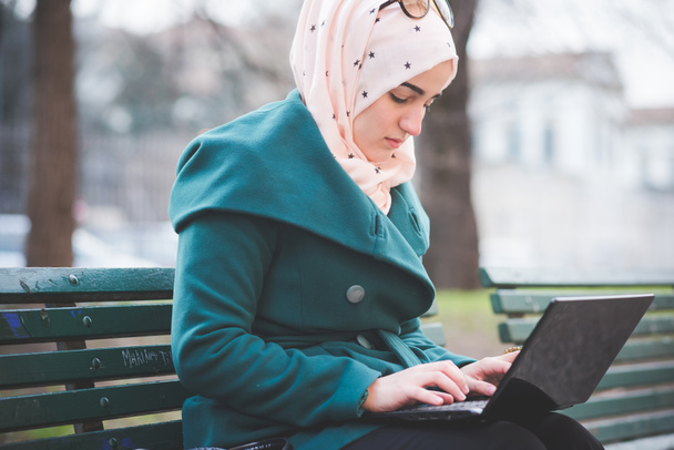 Muzułmanka w parku z laptopa - Zdjęcie, obraz