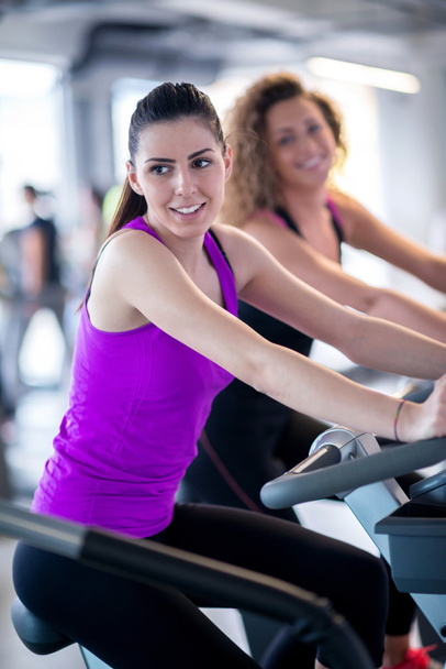 Donne che si allenano al fitness cycle
 - Foto, immagini