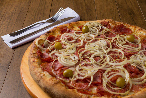 Pepperoni pepperoni pizza. Fast food. Restaurant and pizzeria. Close-up photography. - Photo, Image