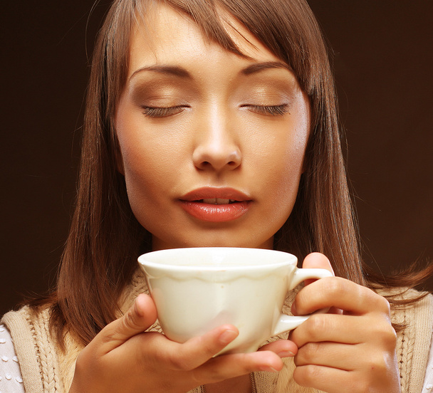Schöne Frau trinkt Kaffee - Foto, Bild