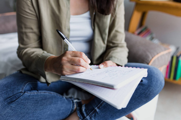 Latinská dospělá žena si píše deník na notebook, odpočívá a leží doma na pohovce v Mexiku Latinská Amerika, hispánská spisovatelka - Fotografie, Obrázek