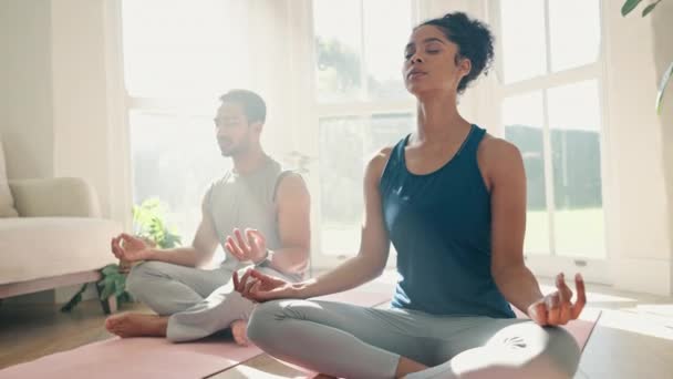 Yoga, lotus et couple pour la méditation à la maison, remise en forme zen et l'exercice ou la pleine conscience, la guérison et la paix dans le salon. Apaisez, respirez et détendez les personnes en santé, en formation holistique ou en bien-être corporel. - Séquence, vidéo