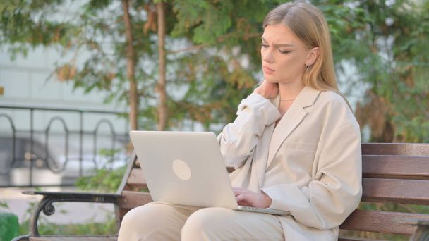 Młoda kobieta biznesu z bólem szyi Praca na zewnątrz laptopa - Zdjęcie, obraz
