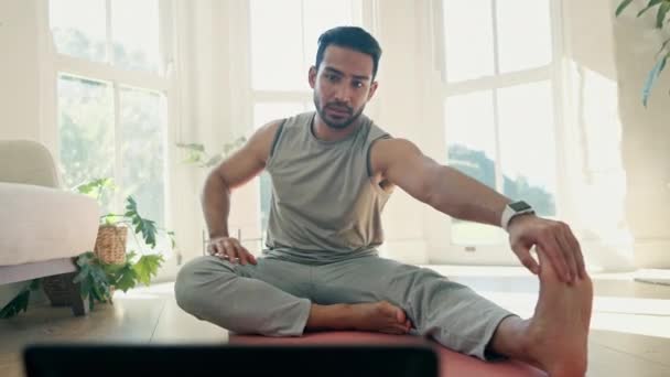 Homme, étirement et toucher le pied pour le yoga à la maison, cours d'exercice virtuel avec ordinateur portable et fitness dans le salon. Flexibilité, corps et bien-être avec pilates, leçon en ligne pour la santé et l'autosoin. - Séquence, vidéo