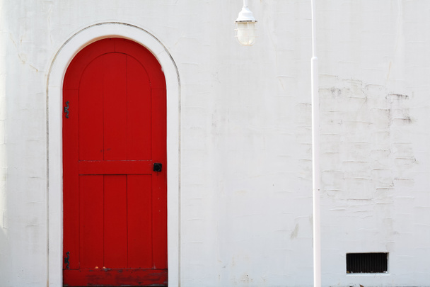 Vanha puinen punainen ovi
 - Valokuva, kuva
