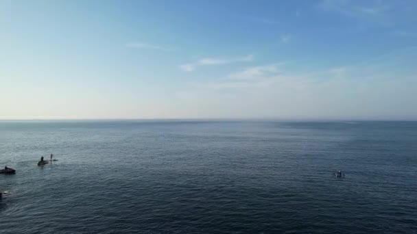 Hermosa vista de ángulo alto de la gente está disfrutando del clima británico caliente en barcos y nadar en la playa del océano de Durdle Vista de la puerta del mar Aguas de Inglaterra Gran Bretaña. Filmación capturada el 9 de septiembre de 2023 - Metraje, vídeo