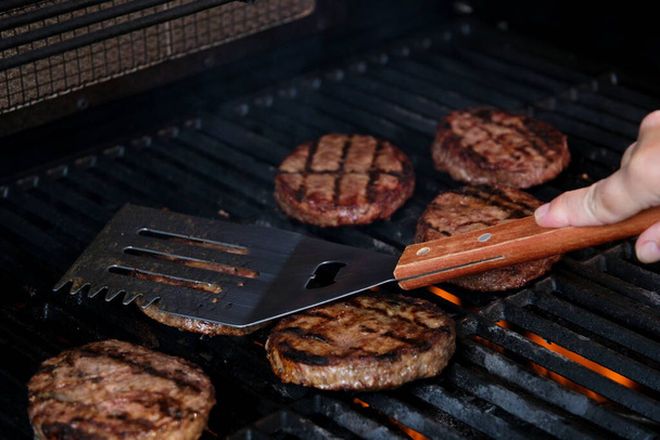 Elektrikli ızgarada ızgara Burger Burger köfteleri spatula üzerinde kapanış kapanışı Sinemada kızarmış kahverengi hamburger köfteleri. 4k  - Fotoğraf, Görsel