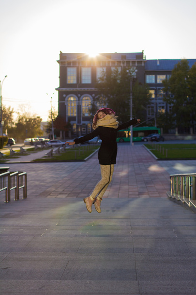 happy girl jumping - Foto, afbeelding