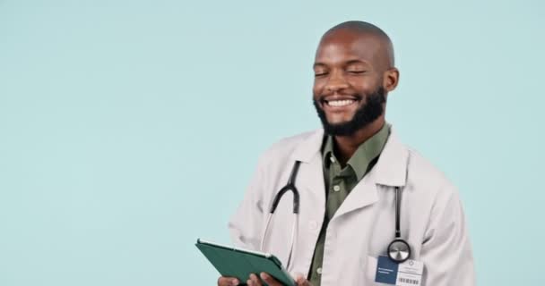 Tablette, sourire et visage de l'homme médecin dans un studio faisant de la recherche pour le traitement médical avec fierté. Heureux, technologie et portrait du travailleur de la santé africain travaillant pour le diagnostic par fond blanc. - Séquence, vidéo