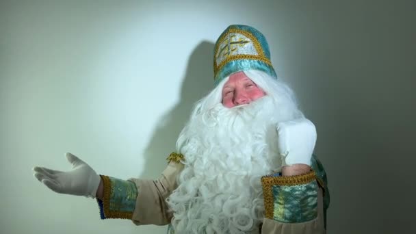 Święty Mikołaj wskazując palcem Tak szarpanie jego rękę z łokciem w dół pokazuje OK kciuk w górę, a także na pustej przestrzeni wskazując na reklamę Weź to Przyjdź wielki baner reklama stoisko - Materiał filmowy, wideo
