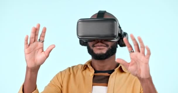 Gafas de realidad virtual, futurista y negro con metaverso, realidad aumentada y gamer en un fondo de estudio azul. Persona africana, chico o modelo con gafas VR, futuro o tecnología con datos. - Imágenes, Vídeo