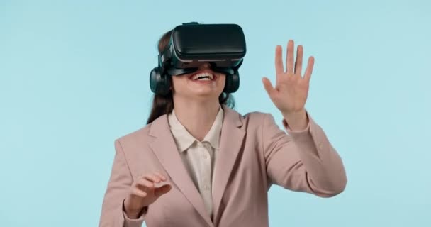Счастливая виртуальная реальность и руки бизнес-леди в студии, изолированной на голубом фоне макетным пространством. Vr, метаверна и возбужденная профессиональная сенсорная футуристическая цифровая технология, 3D и смешной смех. - Кадры, видео