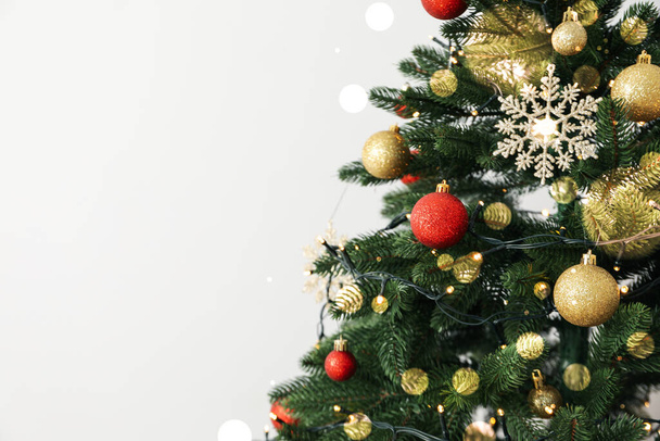 Vánoční stromek na světlém pozadí, prostor pro text - Fotografie, Obrázek