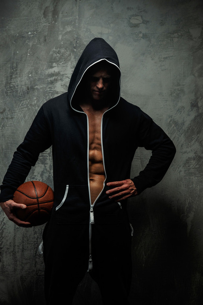 Mann in schwarzer Jacke mit Basketball - Foto, Bild