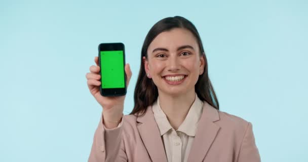 Πράσινη οθόνη, τηλέφωνο mock up και μια γυναίκα στο στούντιο με ιστοσελίδα, internet και κοινωνικό δίκτυο. Πορτρέτο ενός επιχειρηματία με ένα smartphone, διαφήμιση ή κινητό app αναθεώρηση σε μπλε φόντο. - Πλάνα, βίντεο